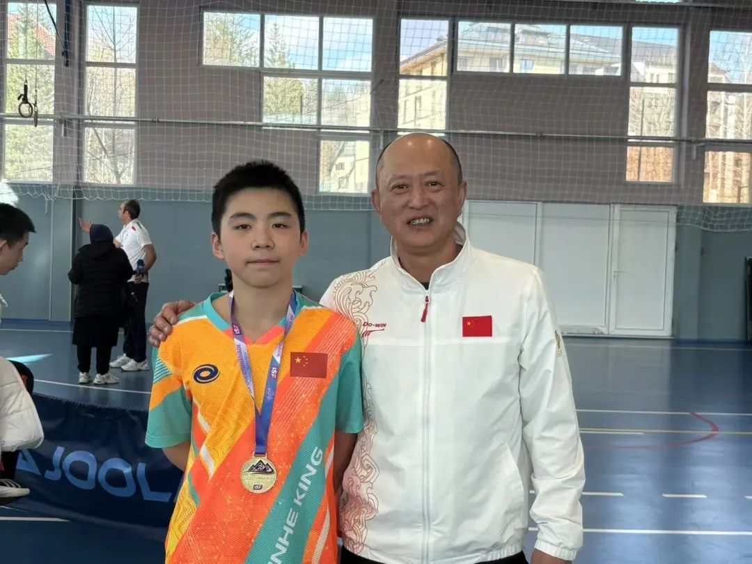 哈三中教师指导中国女子乒乓球队夺得U15TVT体育网址世界中学生夏季运动会团体冠军(图2)